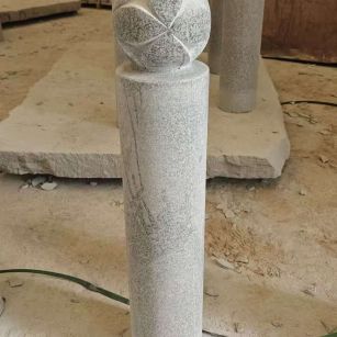 陇南 芝麻白花岗岩石材挡车石柱、停车柱、圆柱挡车柱、方柱挡车柱等