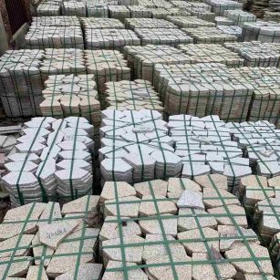 陇南 黄金麻白麻花岗岩荔枝面地铺石(冰裂纹)