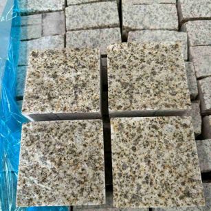 陇南 黄金麻花岗岩自然面小方块，弹石，马蹄石等