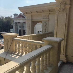 陇南 黄金麻别墅外墙干挂雕花配合阳台栏杆花瓶柱