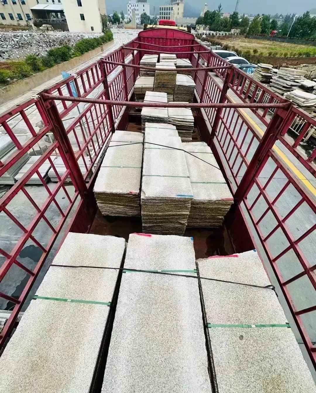 陇南 黄金麻花岗岩荔枝面，光面毛板装车完成