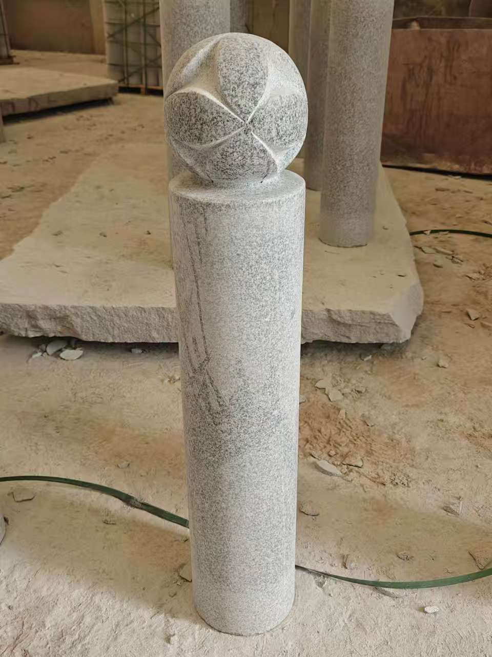 陇南 芝麻白花岗岩石材挡车石柱、停车柱、圆柱挡车柱、方柱挡车柱等