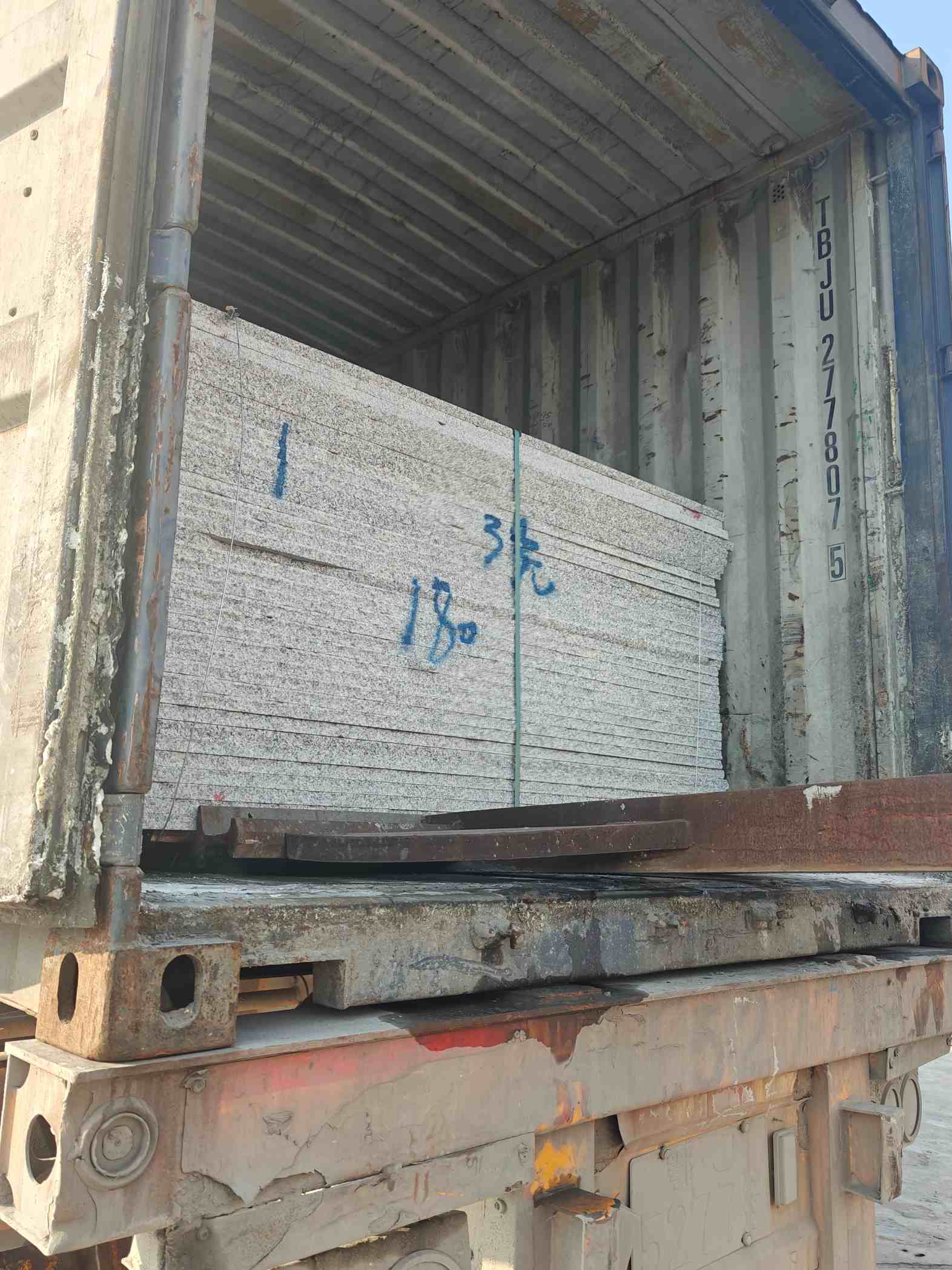 陇南 芝麻白花岗岩石材3.0公分光面毛板装柜出货