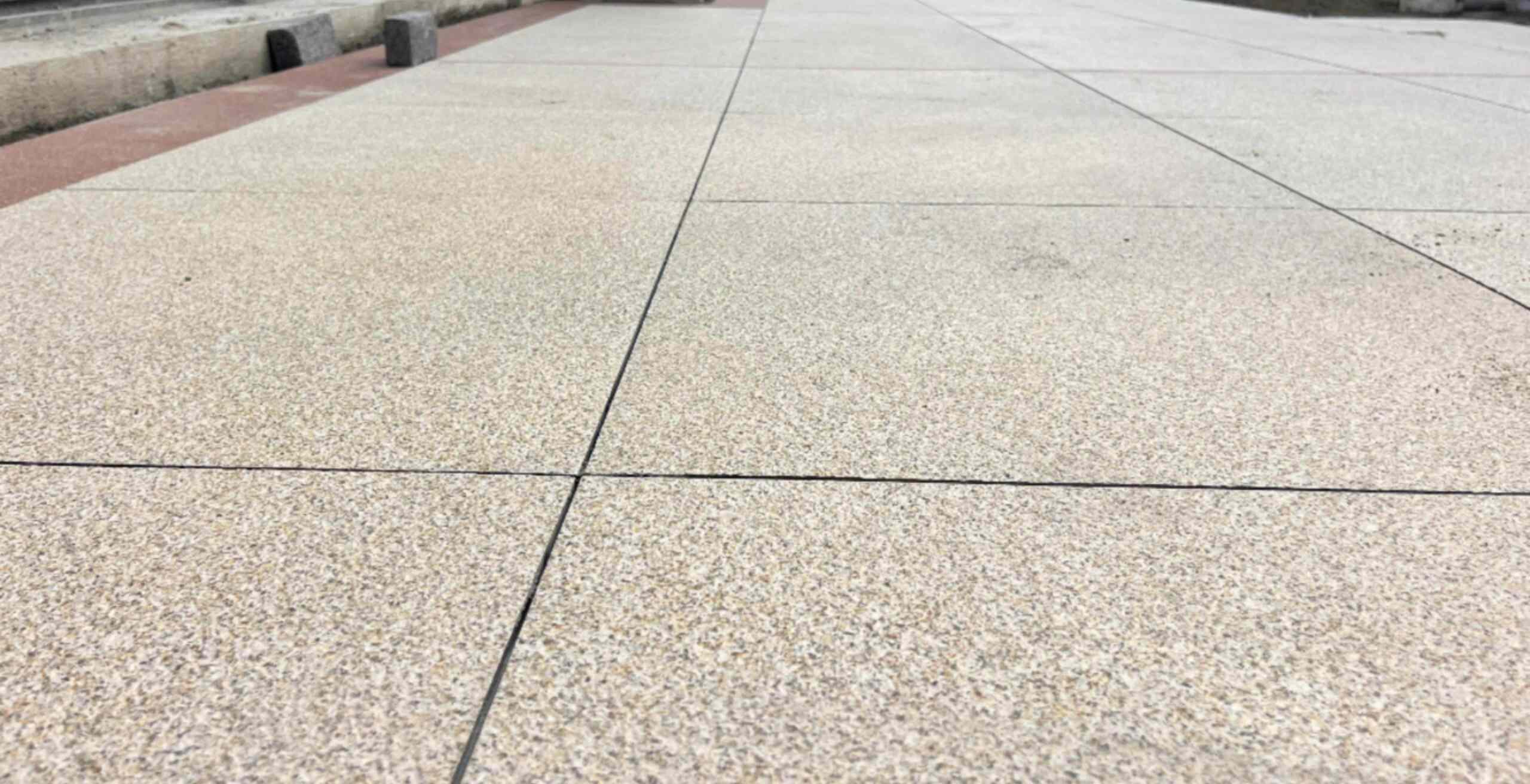 陇南 黄金麻花岗岩石板材荔枝面地面铺装效果