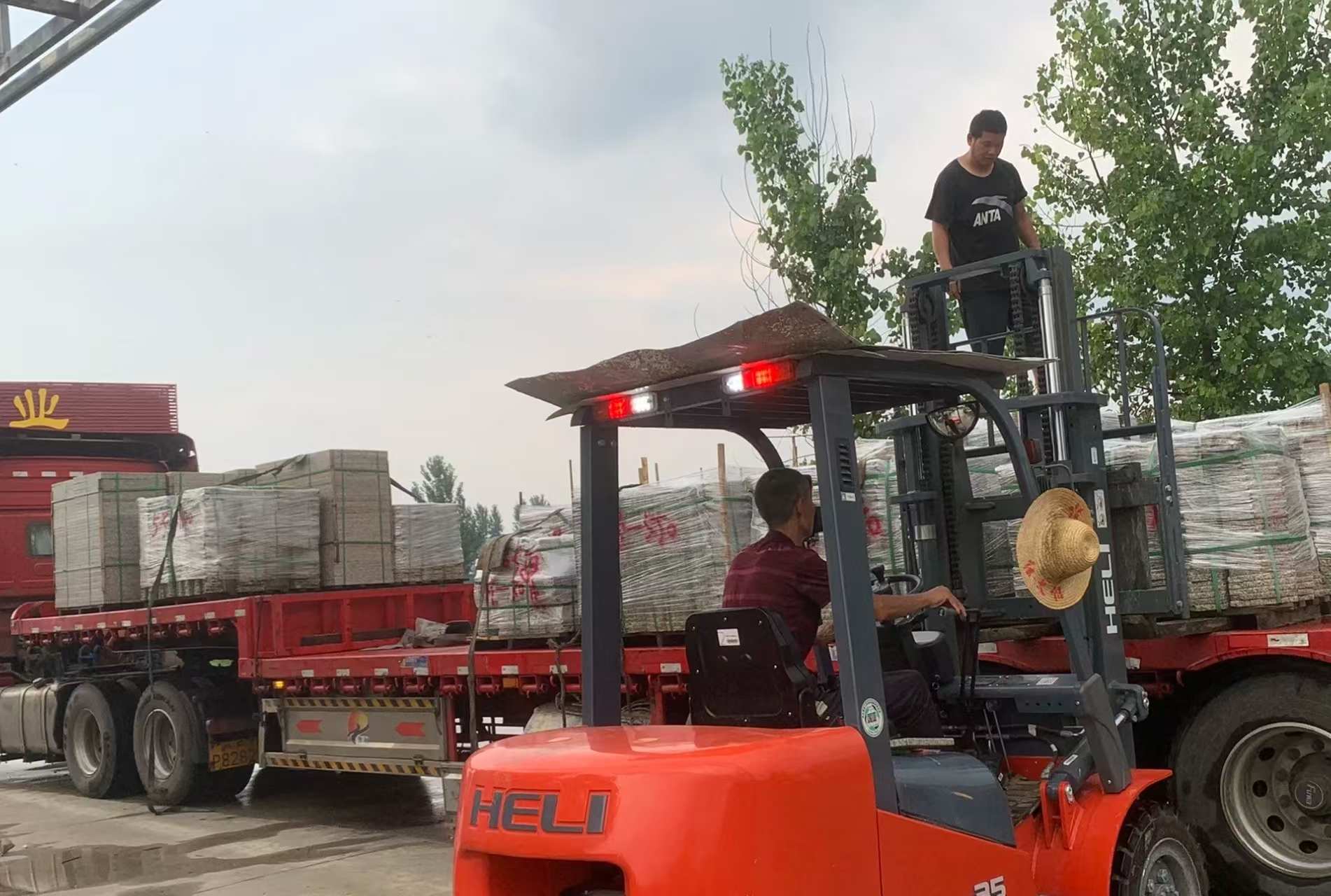 陇南 黄金麻冰裂纹，地铺石装车