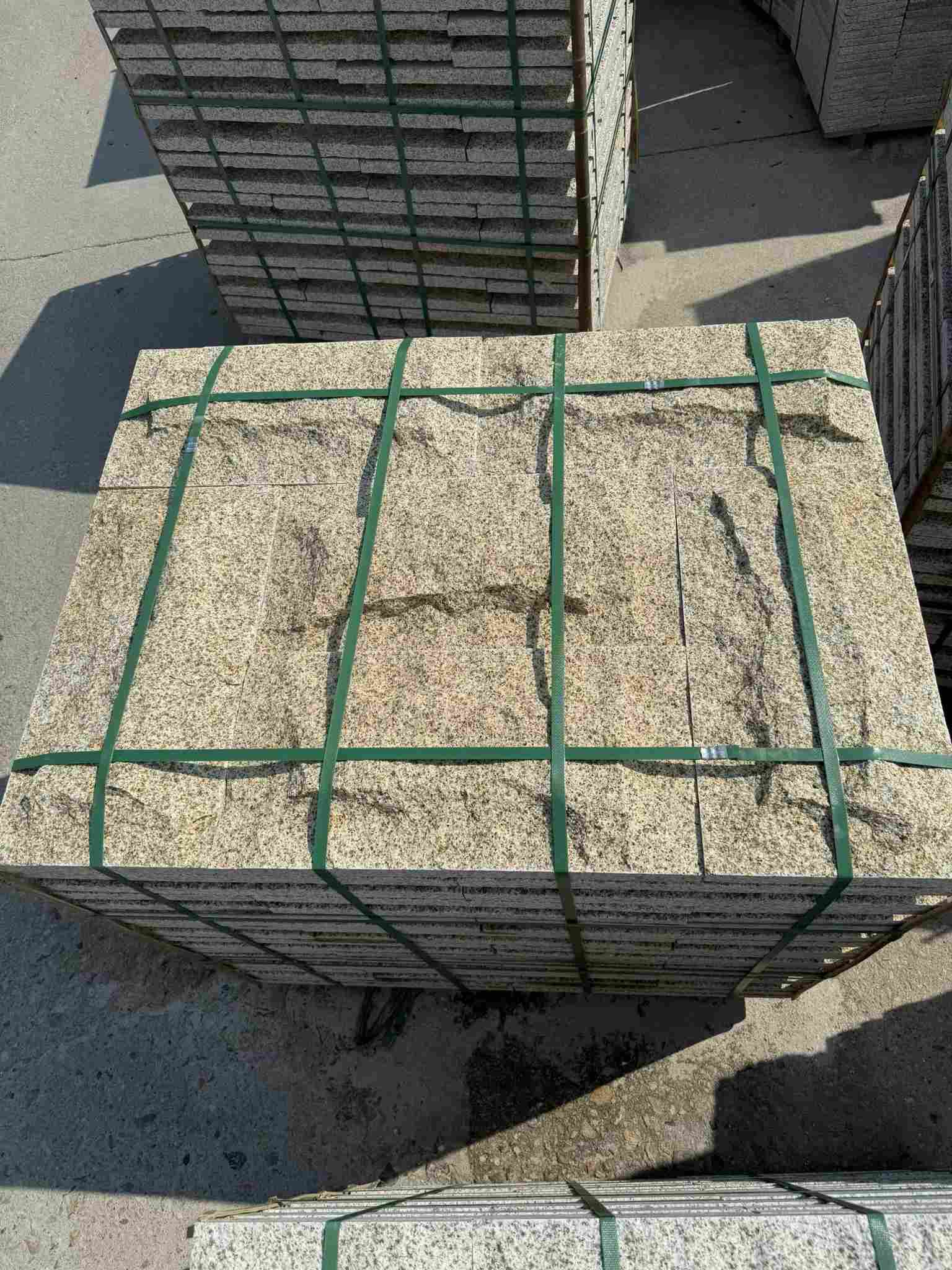 陇南 黄金麻花岗岩石材自然面蘑菇石成品