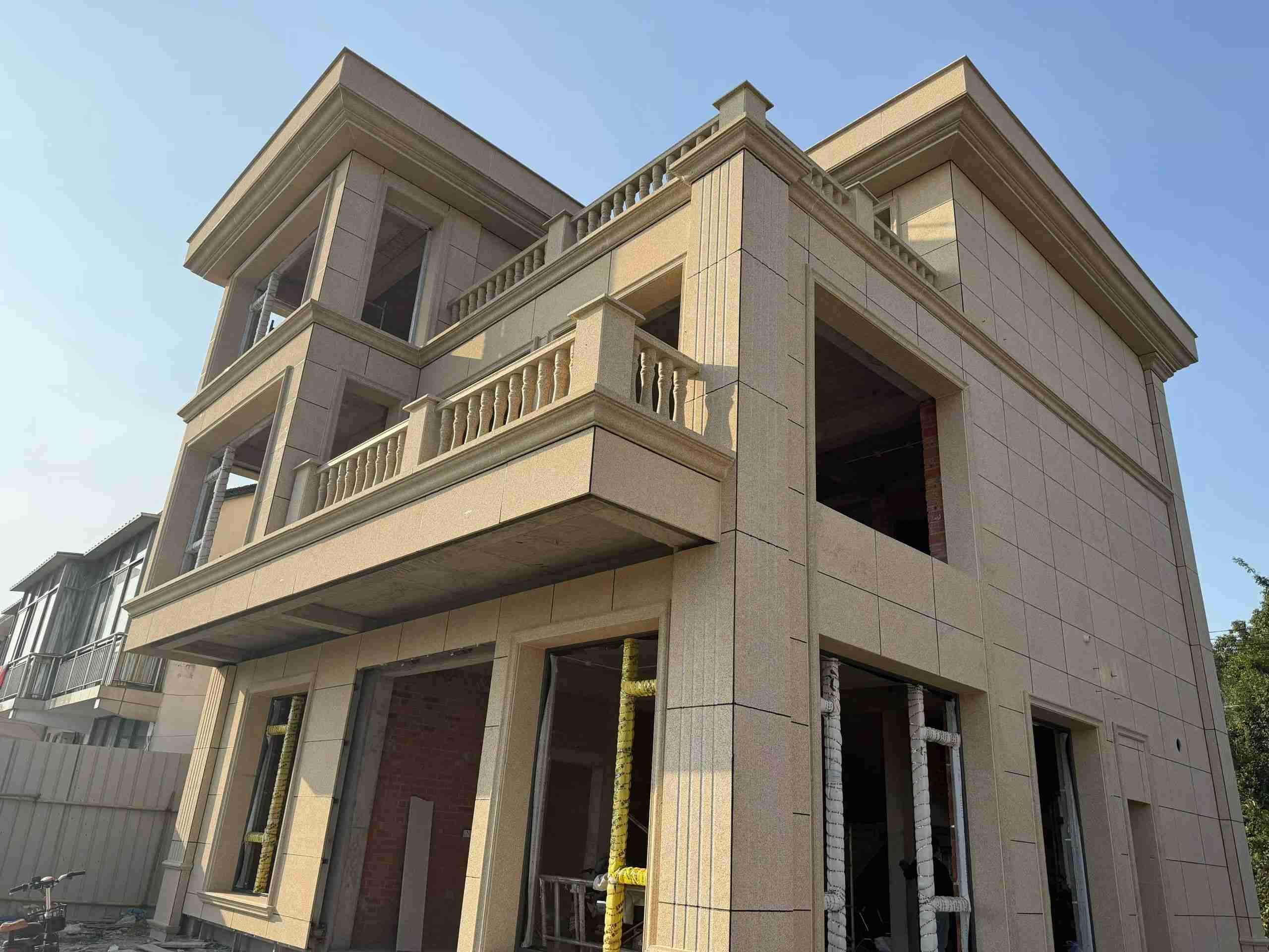 陇南 黄金麻花岗岩石材荔枝面外墙干挂效果展示