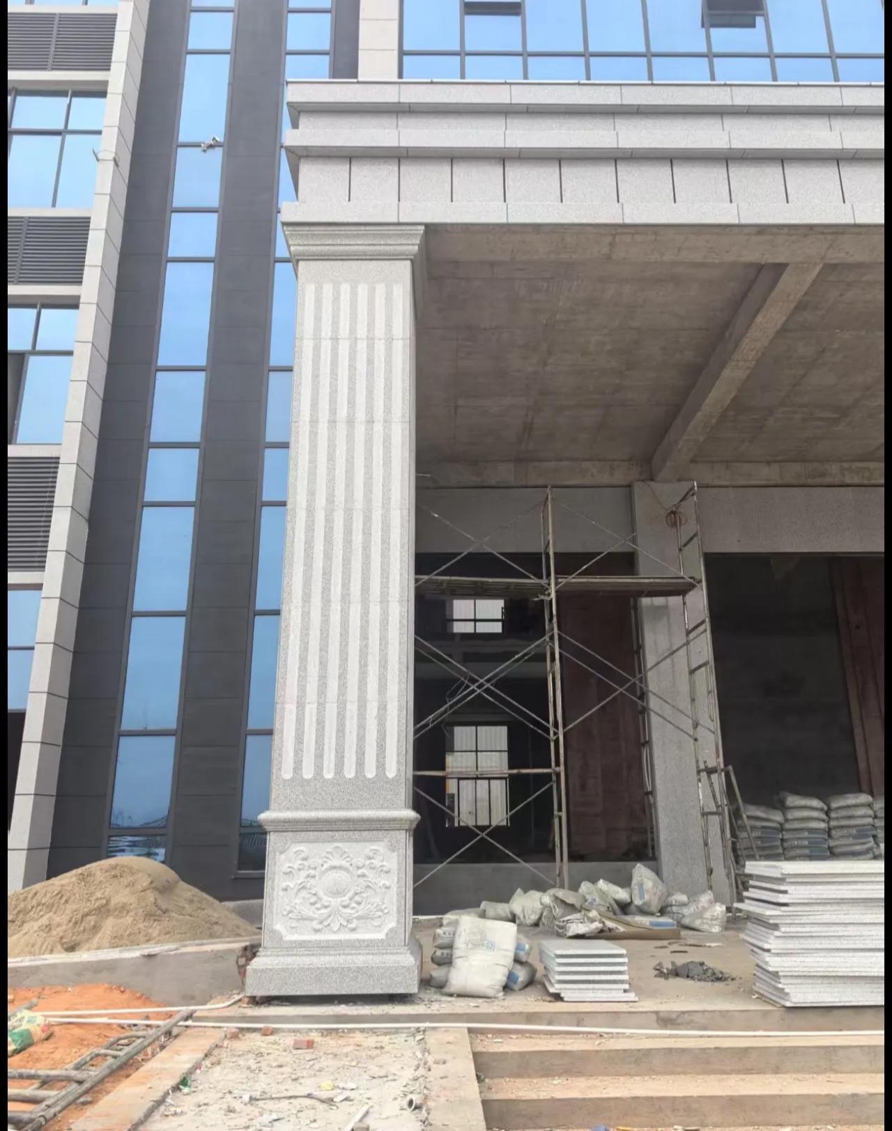 陇南 芝麻白光面花岗岩门楼大柱（罗马柱）配雕花底座