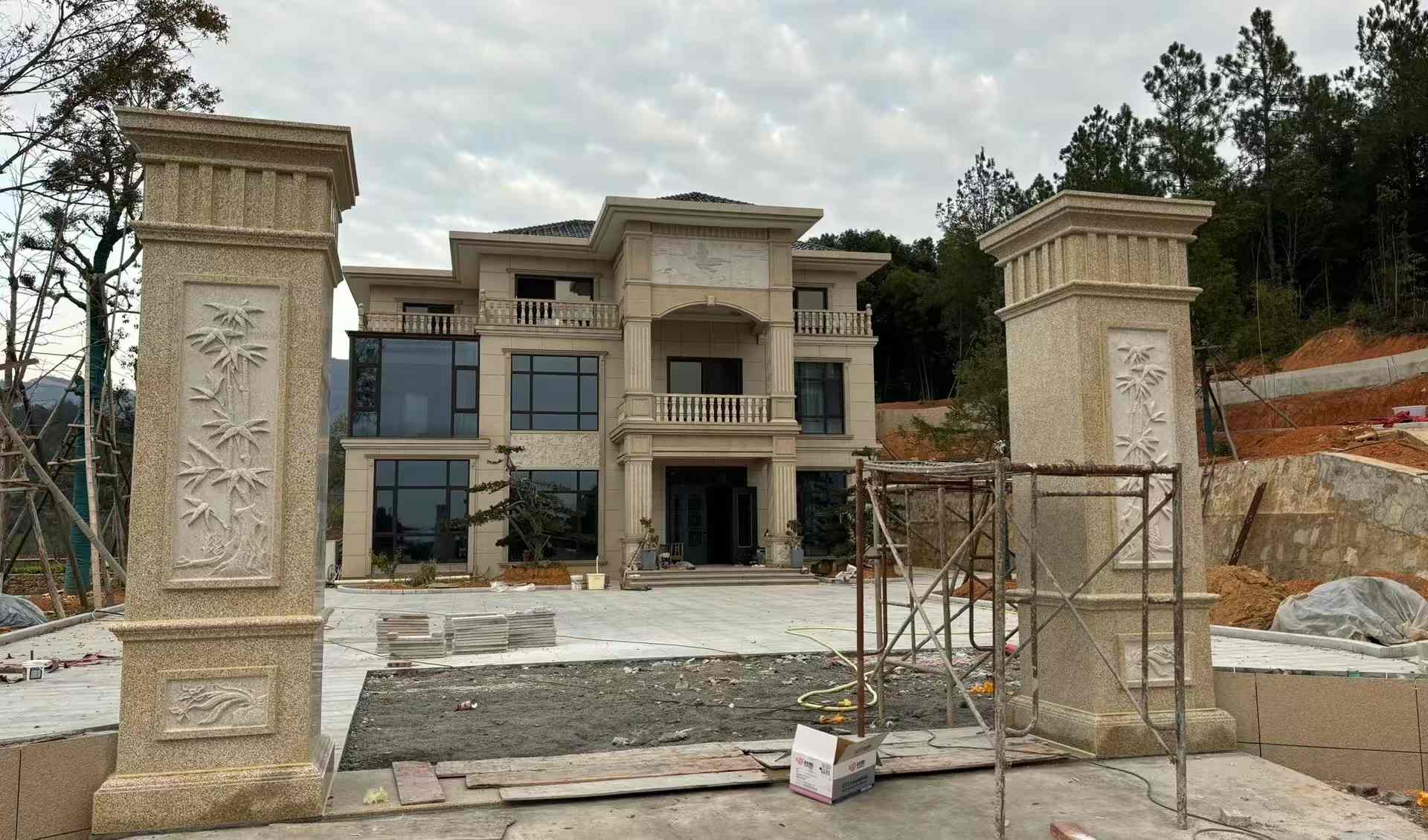 陇南 黄金麻花岗岩别墅雕花外墙干挂配上门口雕花罗马柱