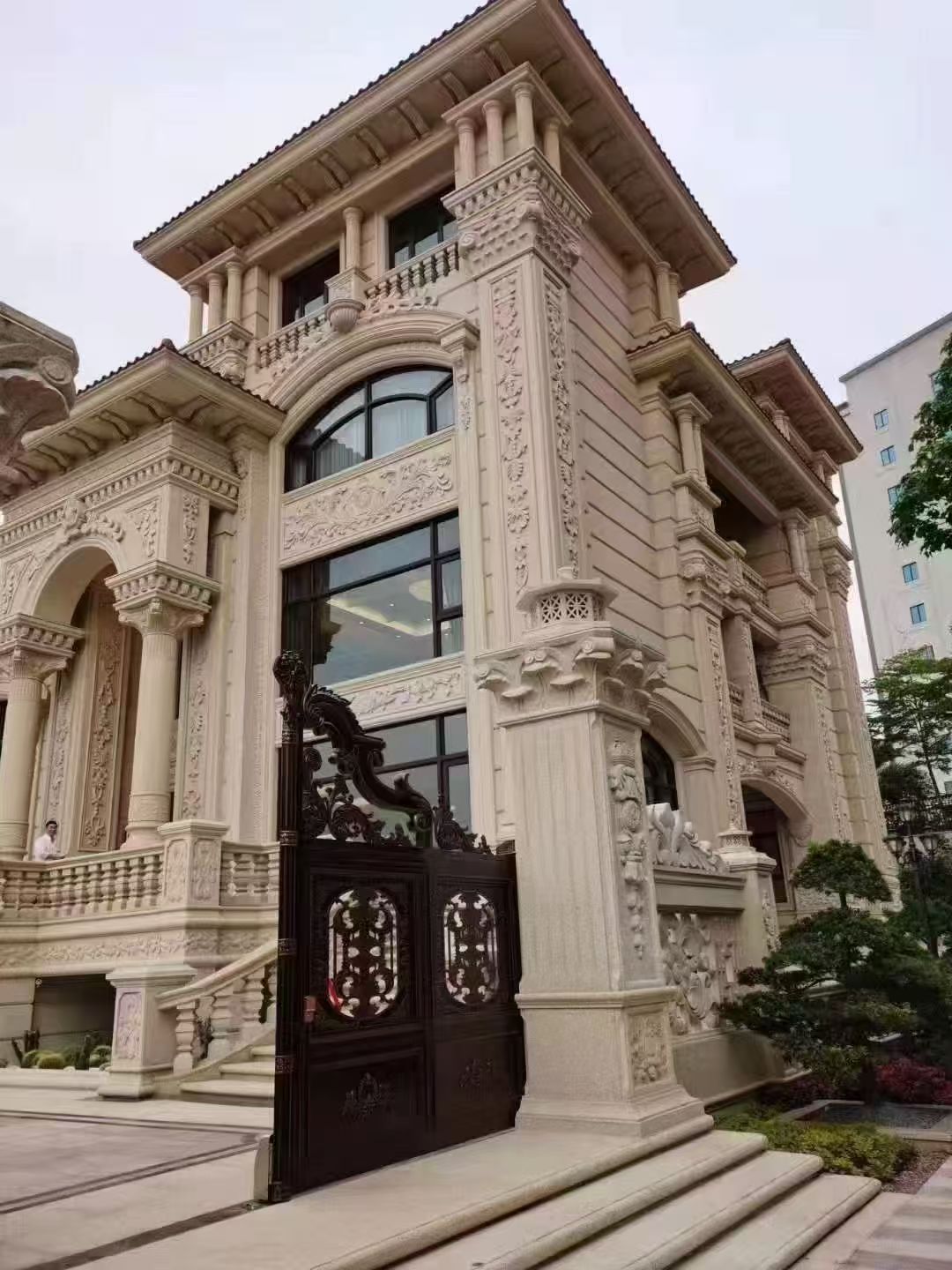 陇南 黄金麻花岗岩别墅外墙干挂效果展示