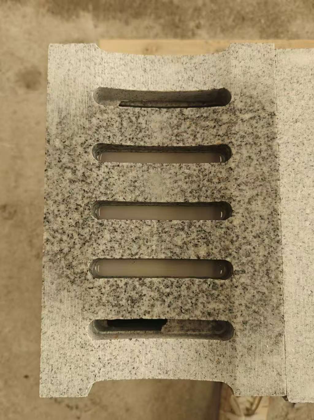 陇南 芝麻白拉丝面花岗岩U型开槽排水槽