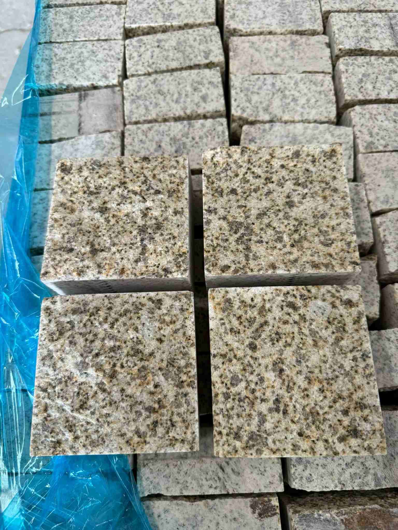 陇南 黄金麻花岗岩自然面小方块，弹石，马蹄石等