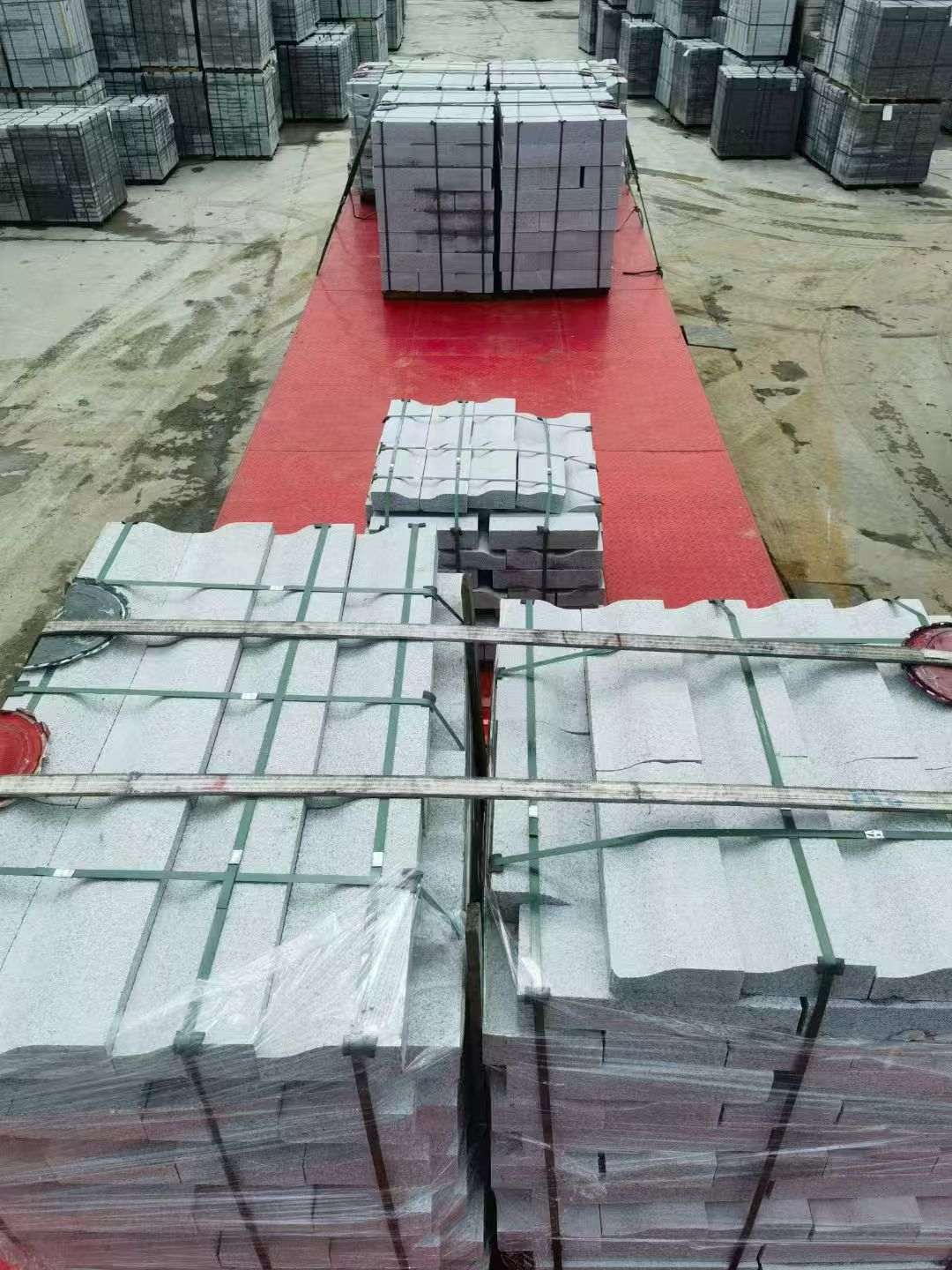 陇南 芝麻白仿形加直形路沿石出货日常