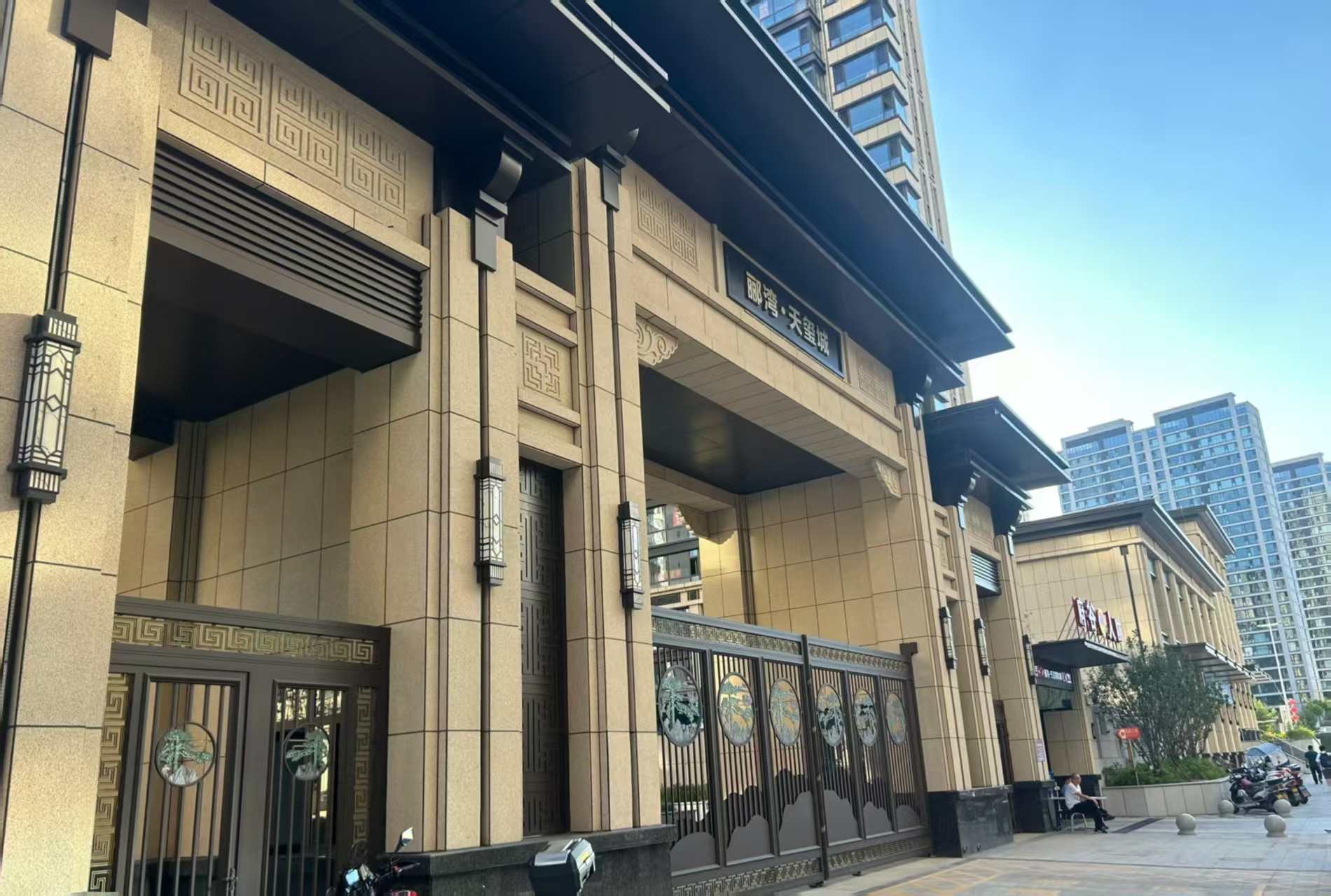 陇南 黄金麻花岗岩荔枝面小区门楼外墙干挂