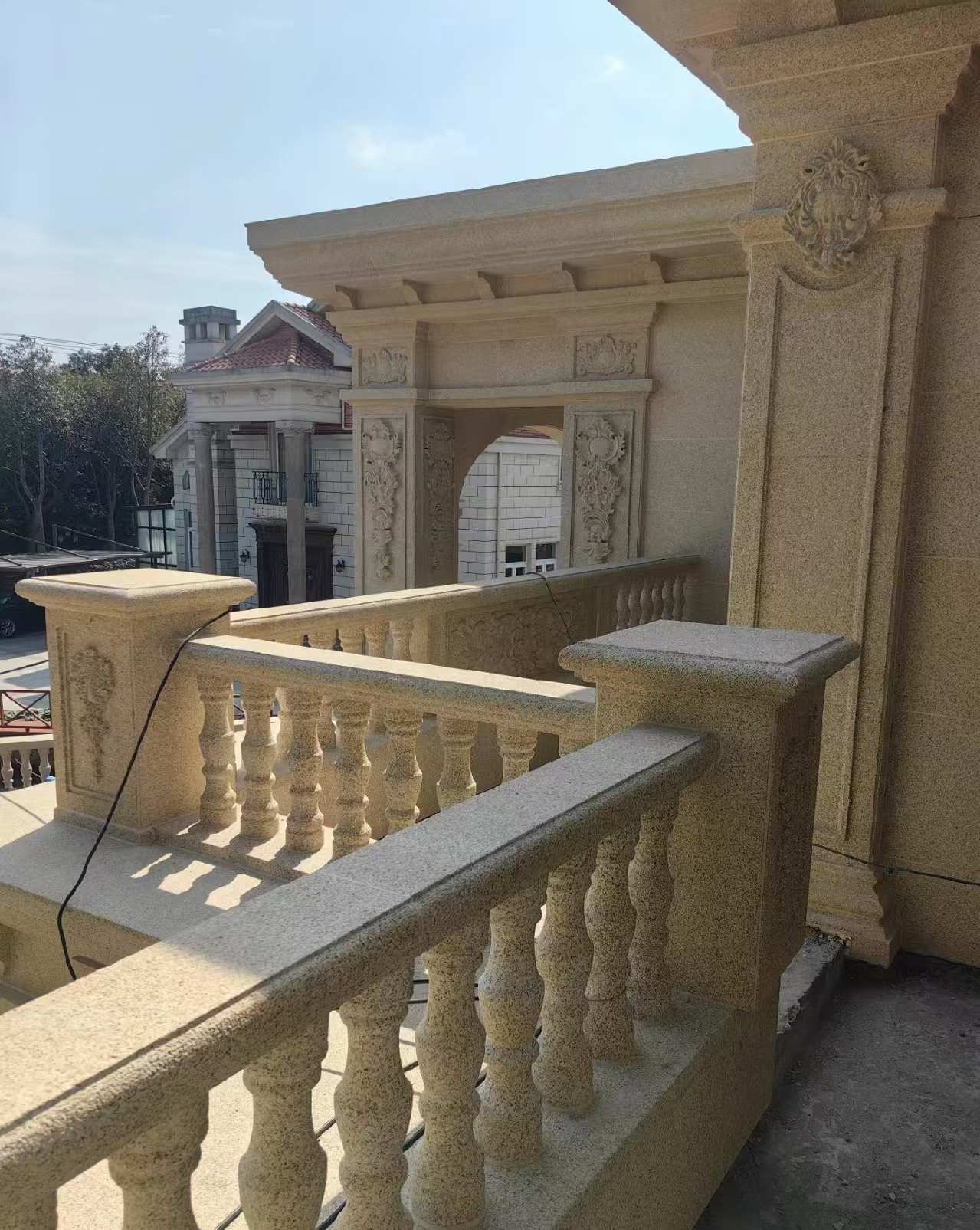 陇南 黄金麻别墅外墙干挂雕花配合阳台栏杆花瓶柱