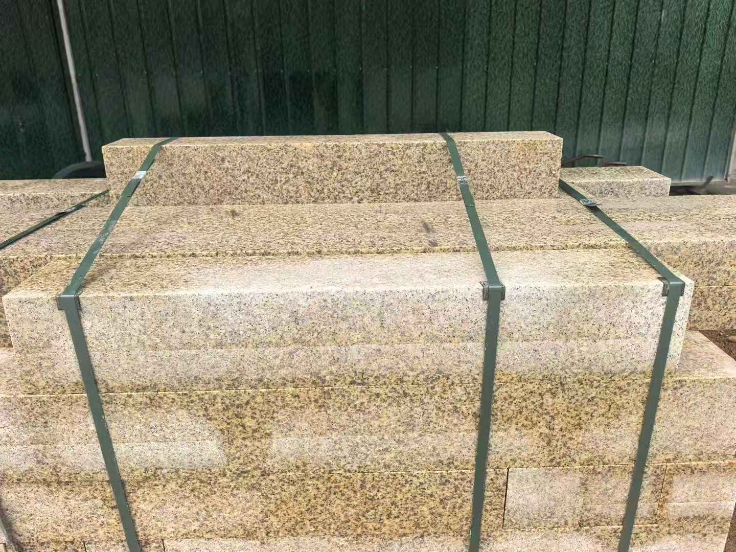 陇南 黄金麻花岗岩石材机切面栏杆料半成品