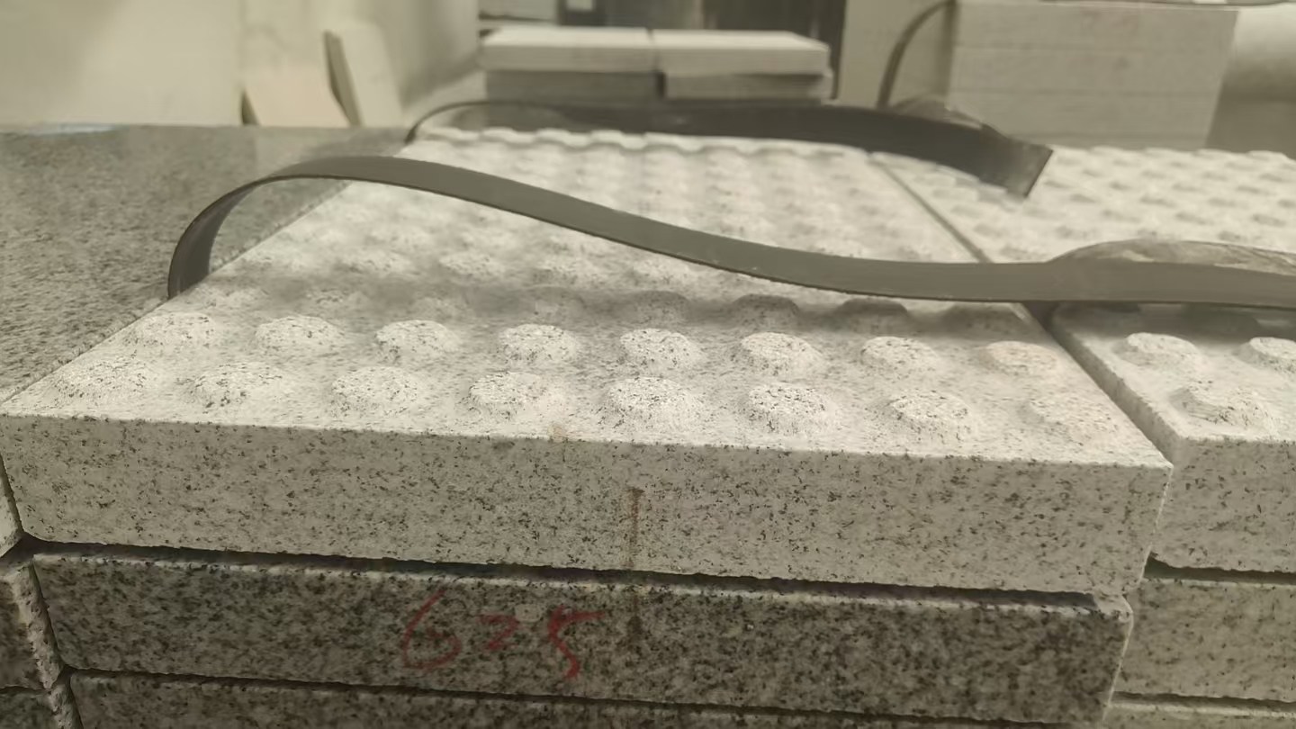 陇南 芝麻白花岗岩6.0公分荔枝面五轴加工雕刻盲点