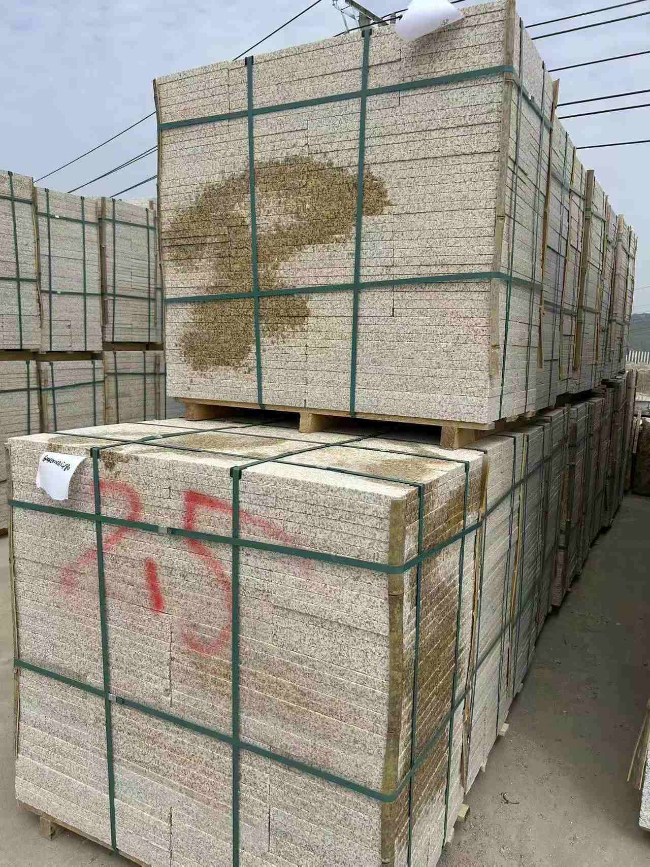 陇南 黄金麻花岗岩石材荔枝面地铺石2.5*300*600