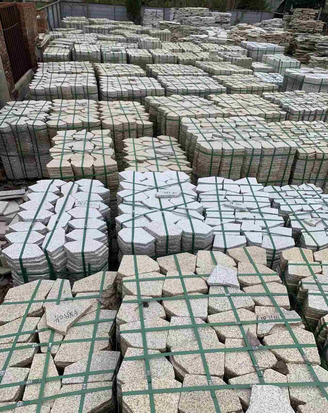 陇南 黄金麻白麻花岗岩荔枝面地铺石(冰裂纹)