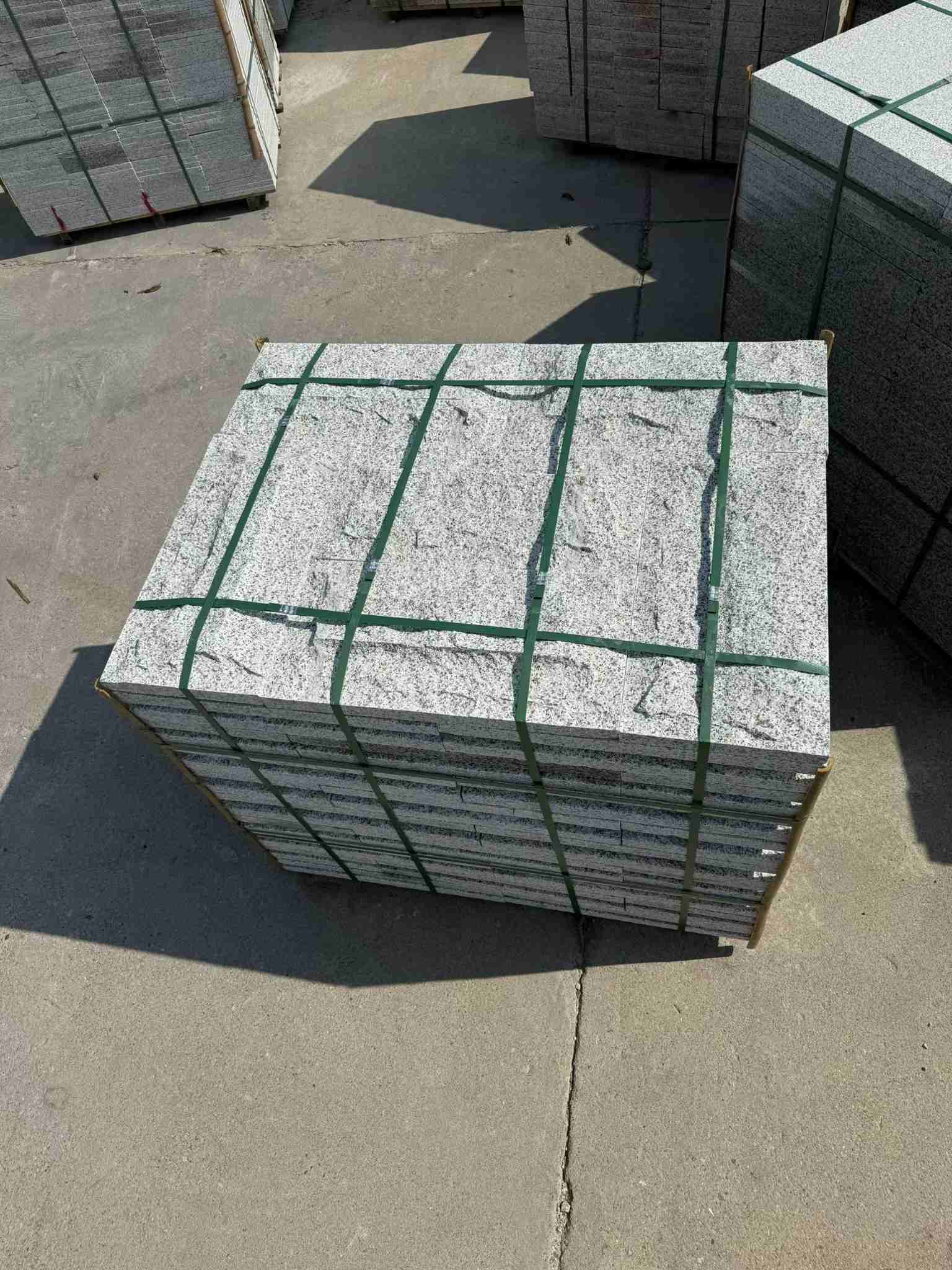 陇南 白麻花岗岩石材自然面蘑菇石成品