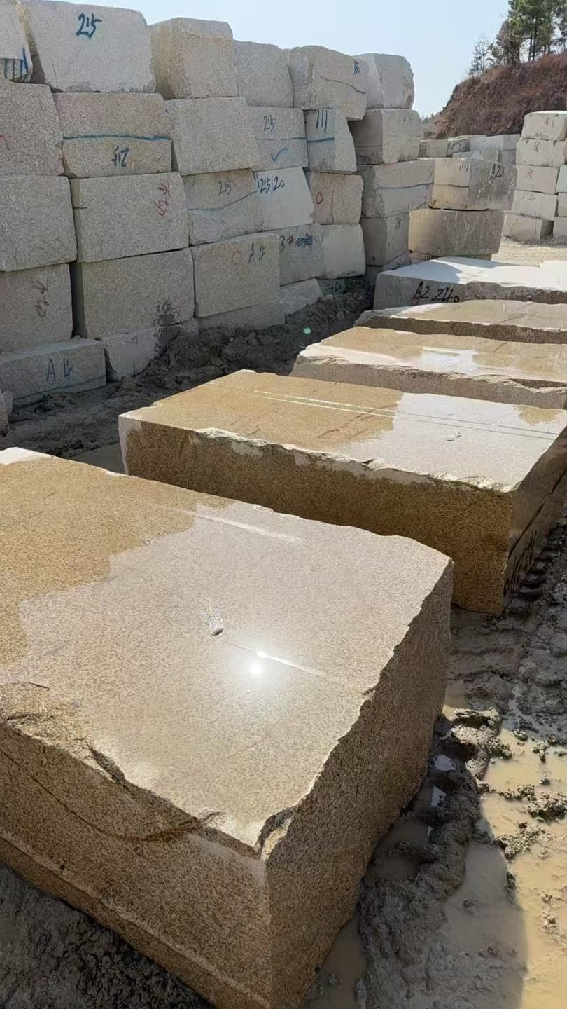 陇南 黄金麻方料堆场洗料分选中，原材料充足