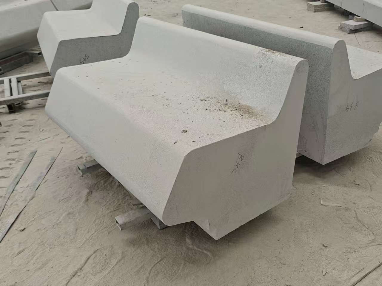 陇南 芝麻白花岗岩异形坐凳，石凳