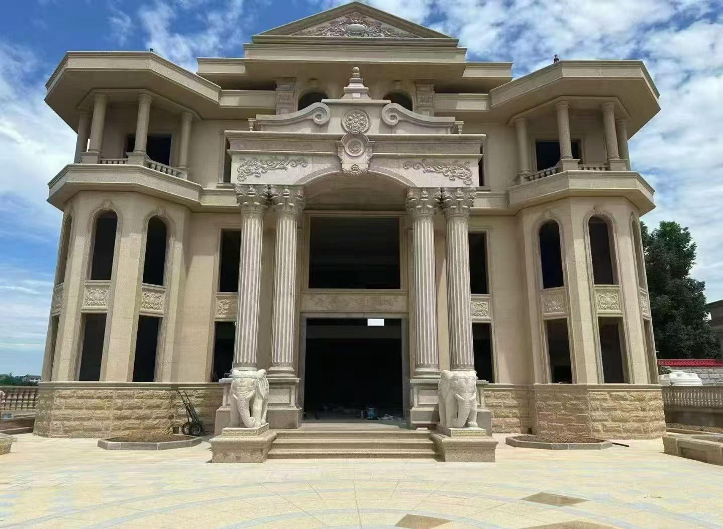 陇南 黄金麻别墅外墙干挂，大柱，大象，蘑菇石，雕花板