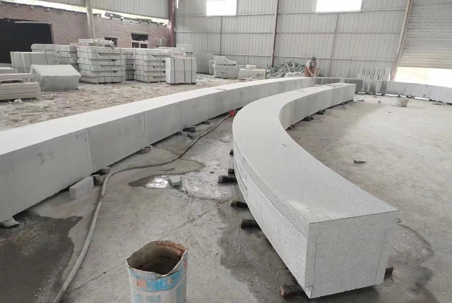 陇南芝麻白花岗岩石板材 园林光面弧形坐凳