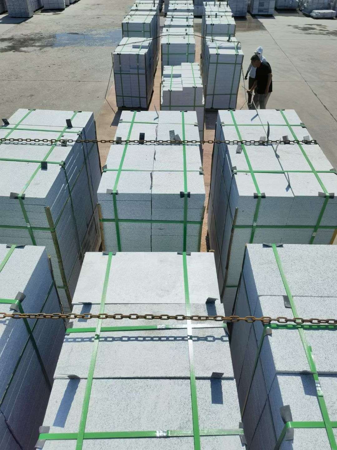 陇南 芝麻白花岗岩5公分地铺石 花岗岩厂家工厂装车日常